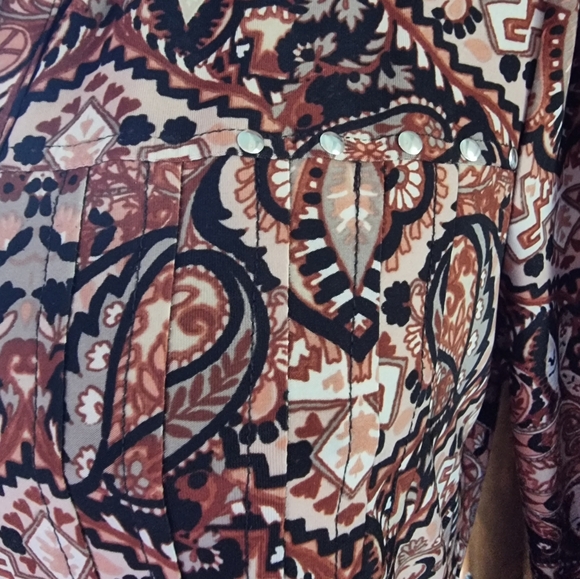 Cocomo Floral 3/4 Length Sleeves Flowy V-Neck Top - Picture 5 of 13